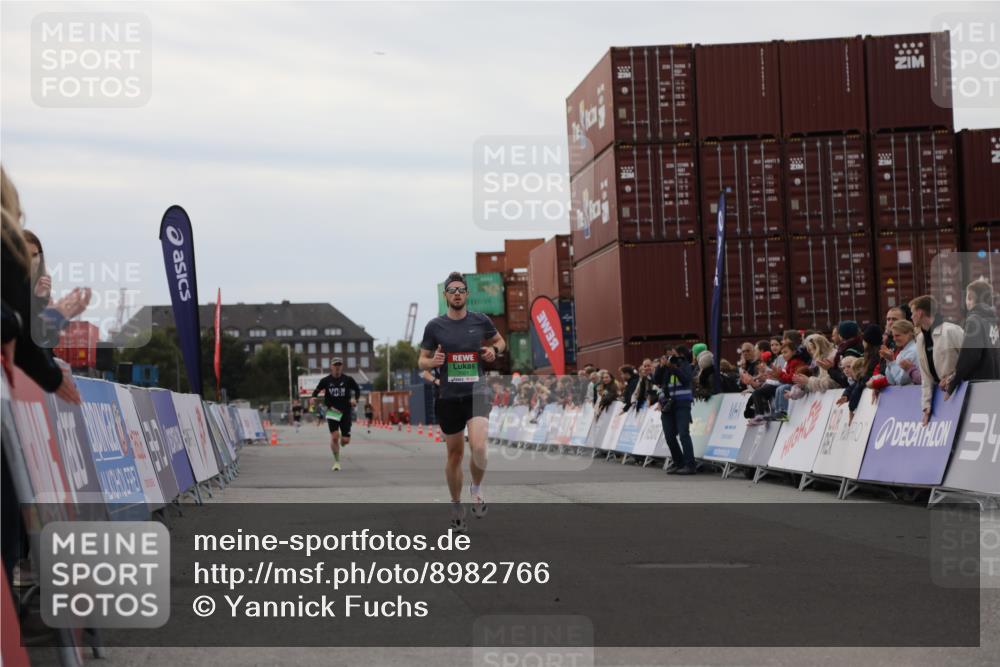 03.10.2025 - Köhlbrandbrückenlauf Yannick Fuchs http://msf.ph/oto/8982766 03.10.2025 15:49:42 Ziel 7021, 9041, 9549 meine-sportfotos.de