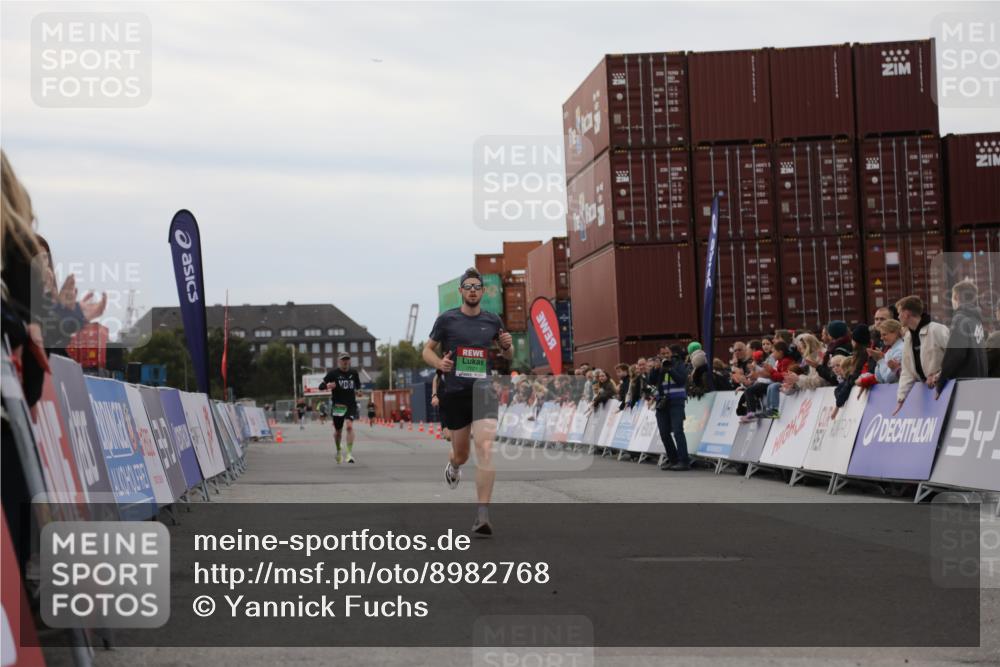 03.10.2025 - Köhlbrandbrückenlauf Yannick Fuchs http://msf.ph/oto/8982768 03.10.2025 15:49:42 Ziel 7021, 9041, 9549 meine-sportfotos.de