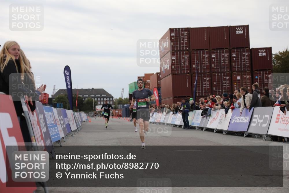 03.10.2025 - Köhlbrandbrückenlauf Yannick Fuchs http://msf.ph/oto/8982770 03.10.2025 15:49:42 Ziel 7021, 9041, 9549 meine-sportfotos.de