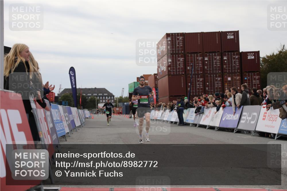 03.10.2025 - Köhlbrandbrückenlauf Yannick Fuchs http://msf.ph/oto/8982772 03.10.2025 15:49:43 Ziel 7021, 9041, 9549 meine-sportfotos.de