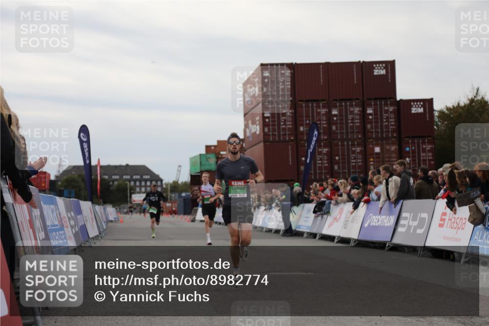 03.10.2025 - Köhlbrandbrückenlauf Yannick Fuchs http://msf.ph/oto/8982774 03.10.2025 15:49:43 Ziel 7021, 9041, 9549 meine-sportfotos.de