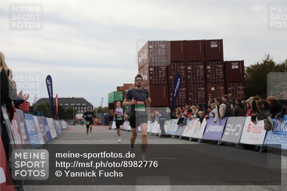 03.10.2025 - Köhlbrandbrückenlauf Yannick Fuchs http://msf.ph/oto/8982776 03.10.2025 15:49:43 Ziel 7021, 9041, 9549 meine-sportfotos.de