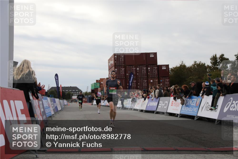 03.10.2025 - Köhlbrandbrückenlauf Yannick Fuchs http://msf.ph/oto/8982778 03.10.2025 15:49:44 Ziel 7021, 9041, 9549 meine-sportfotos.de
