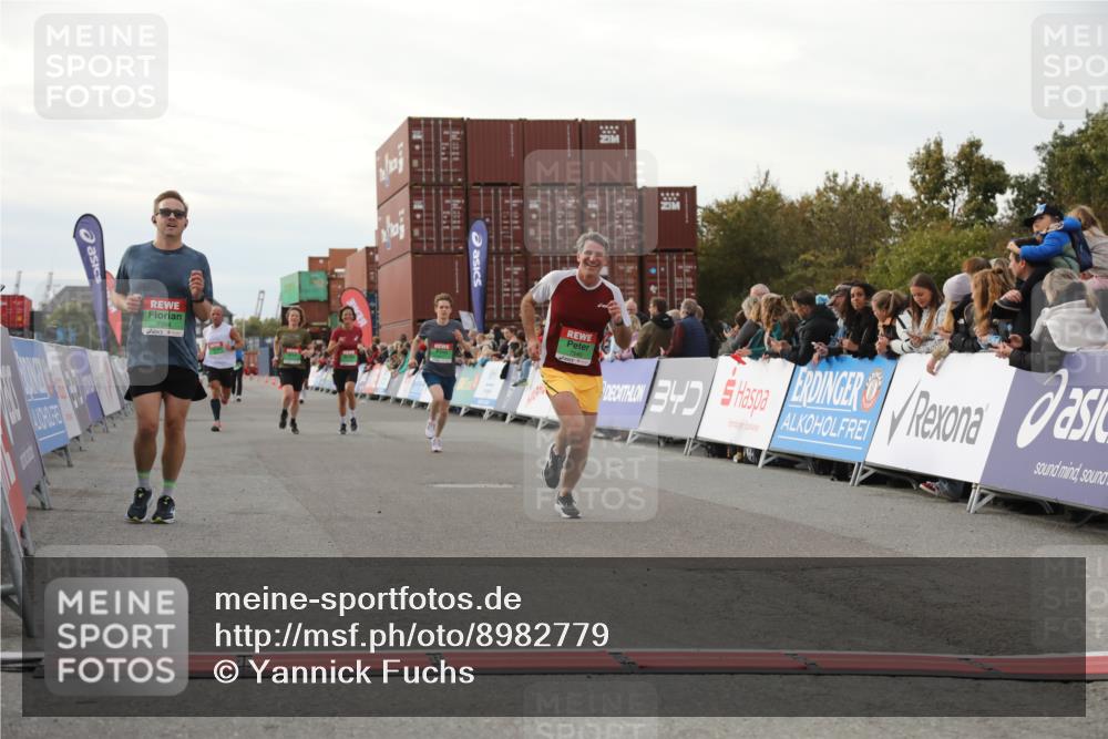 03.10.2025 - Köhlbrandbrückenlauf Yannick Fuchs http://msf.ph/oto/8982779 03.10.2025 16:05:35 Ziel 7031, 7151, 7213, 7394, 7546, 8199, 9299, 9317, 9669 meine-sportfotos.de