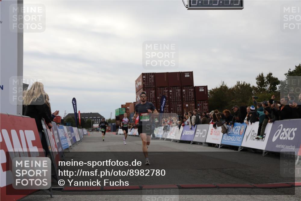 03.10.2025 - Köhlbrandbrückenlauf Yannick Fuchs http://msf.ph/oto/8982780 03.10.2025 15:49:44 Ziel 7021, 9041, 9549 meine-sportfotos.de