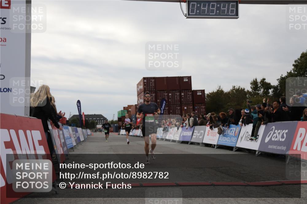 03.10.2025 - Köhlbrandbrückenlauf Yannick Fuchs http://msf.ph/oto/8982782 03.10.2025 15:49:44 Ziel 7021, 9041, 9549 meine-sportfotos.de