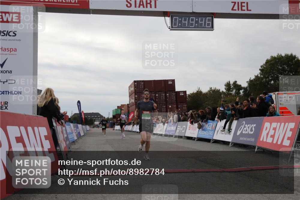03.10.2025 - Köhlbrandbrückenlauf Yannick Fuchs http://msf.ph/oto/8982784 03.10.2025 15:49:44 Ziel 7021, 9041, 9549 meine-sportfotos.de