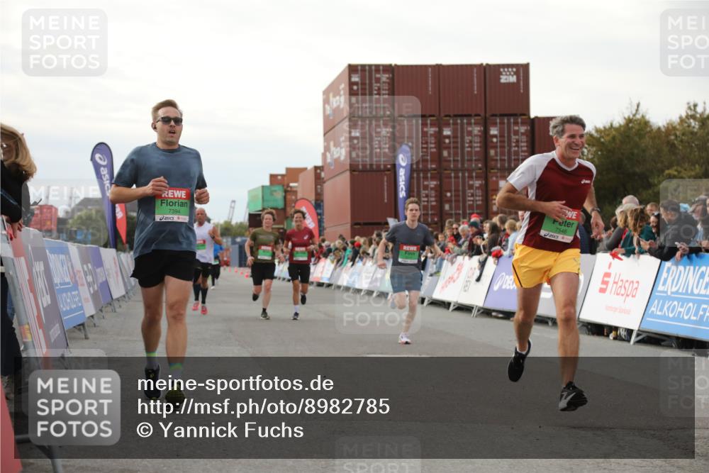 03.10.2025 - Köhlbrandbrückenlauf Yannick Fuchs http://msf.ph/oto/8982785 03.10.2025 16:05:36 Ziel 7031, 7151, 7213, 7394, 7546, 8199, 9299, 9317, 9669 meine-sportfotos.de