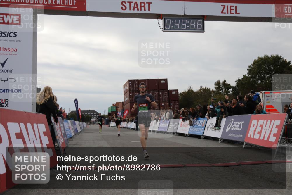 03.10.2025 - Köhlbrandbrückenlauf Yannick Fuchs http://msf.ph/oto/8982786 03.10.2025 15:49:44 Ziel 7021, 9041, 9549 meine-sportfotos.de