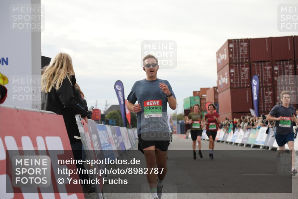 03.10.2025 - Köhlbrandbrückenlauf Yannick Fuchs http://msf.ph/oto/8982787 03.10.2025 16:05:36 Ziel 7031, 7151, 7213, 7394, 7546, 8199, 9299, 9317, 9669 meine-sportfotos.de