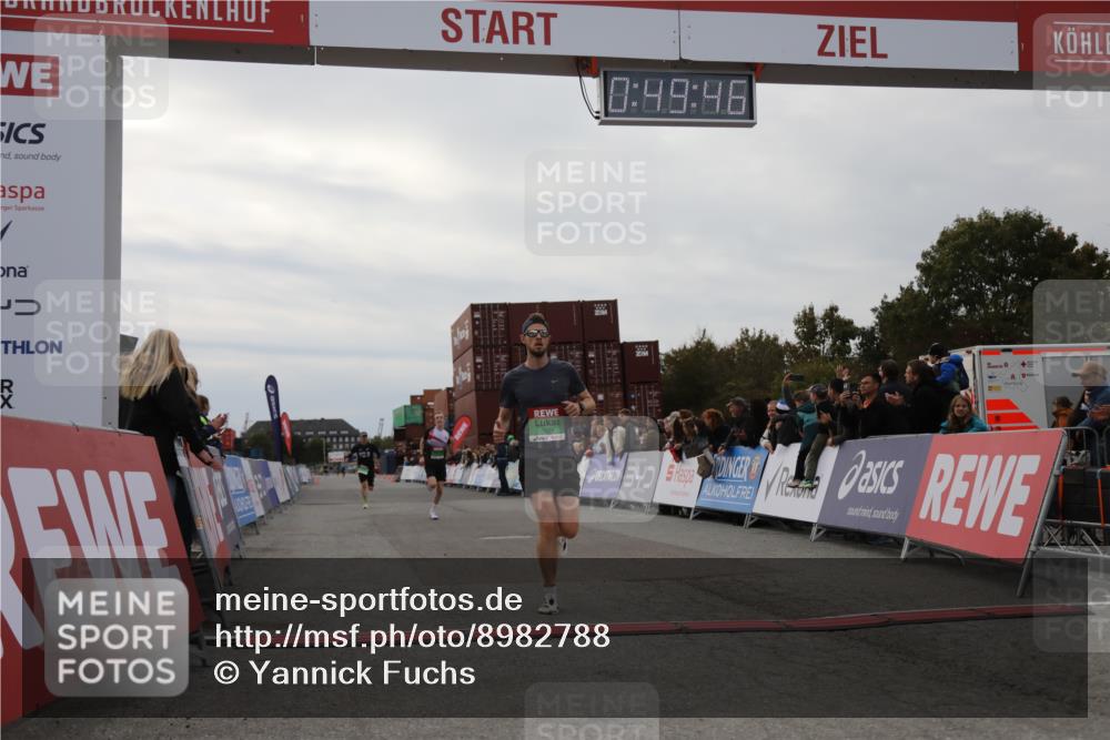 03.10.2025 - Köhlbrandbrückenlauf Yannick Fuchs http://msf.ph/oto/8982788 03.10.2025 15:49:44 Ziel 7021, 9041, 9549 meine-sportfotos.de