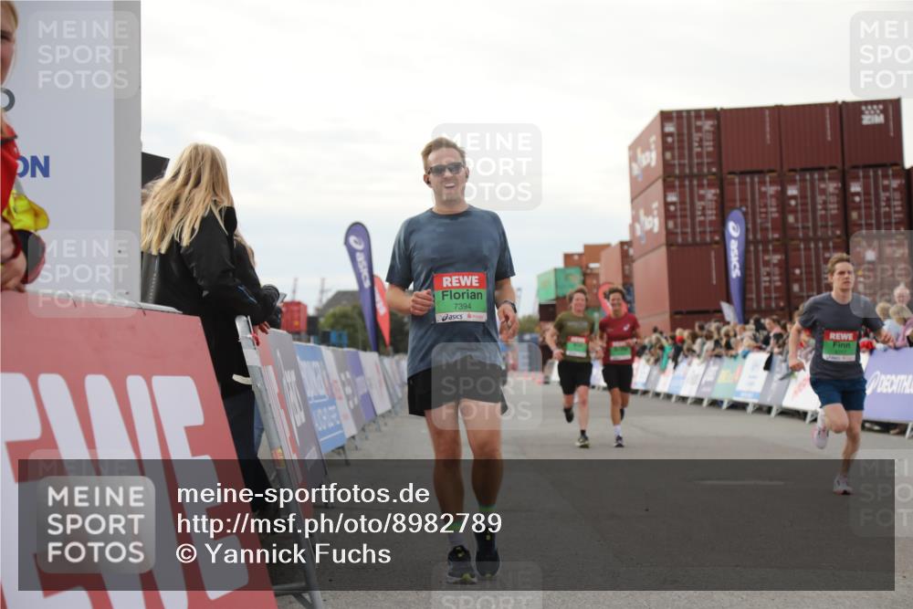 03.10.2025 - Köhlbrandbrückenlauf Yannick Fuchs http://msf.ph/oto/8982789 03.10.2025 16:05:37 Ziel 7031, 7151, 7213, 7394, 7546, 7547, 9299, 9317 meine-sportfotos.de