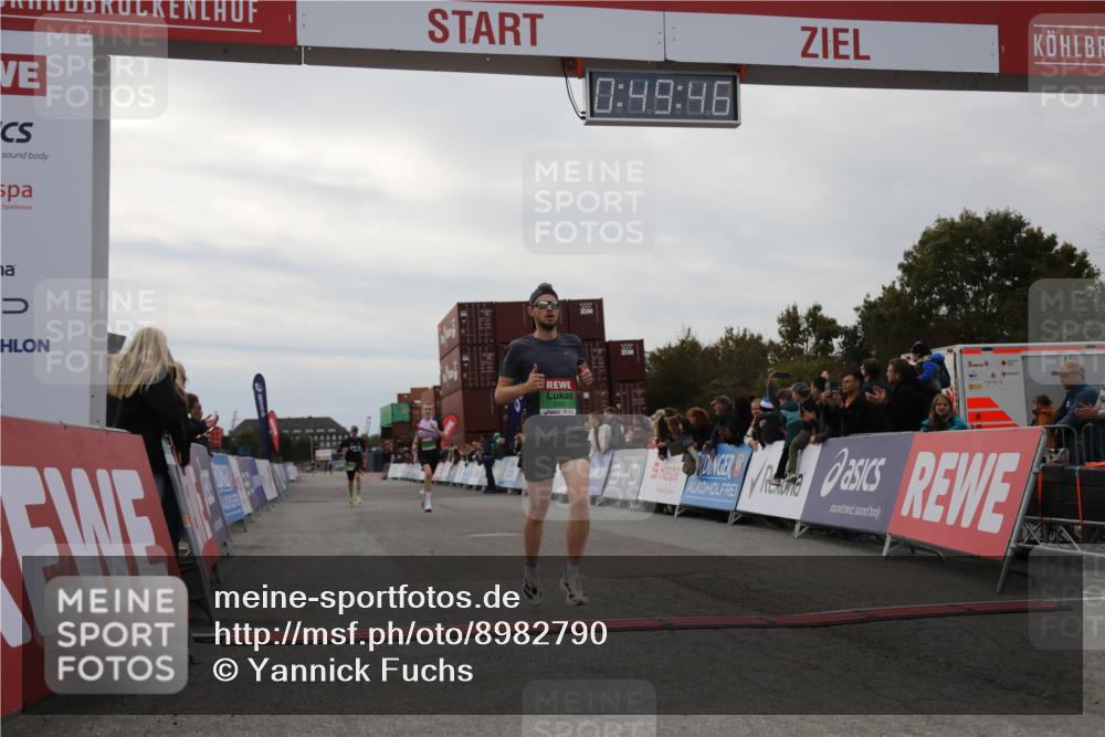 03.10.2025 - Köhlbrandbrückenlauf Yannick Fuchs http://msf.ph/oto/8982790 03.10.2025 15:49:45 Ziel 7021, 9041, 9549 meine-sportfotos.de