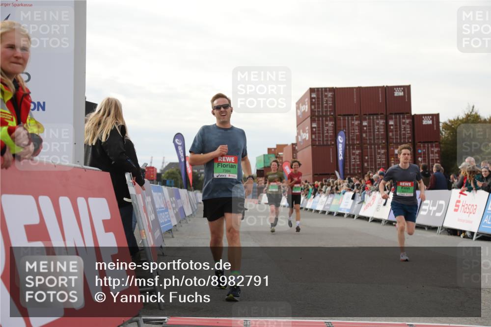 03.10.2025 - Köhlbrandbrückenlauf Yannick Fuchs http://msf.ph/oto/8982791 03.10.2025 16:05:37 Ziel 7031, 7151, 7213, 7394, 7546, 7547, 9299, 9317 meine-sportfotos.de