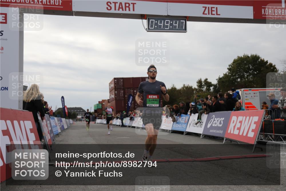 03.10.2025 - Köhlbrandbrückenlauf Yannick Fuchs http://msf.ph/oto/8982794 03.10.2025 15:49:45 Ziel 7021, 9041, 9549 meine-sportfotos.de