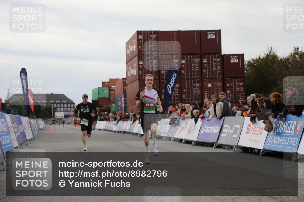03.10.2025 - Köhlbrandbrückenlauf Yannick Fuchs http://msf.ph/oto/8982796 03.10.2025 15:49:46 Ziel 7021, 9041, 9549 meine-sportfotos.de