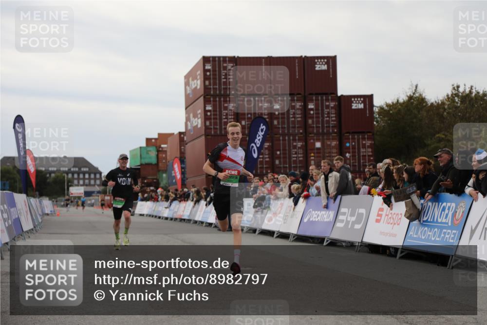 03.10.2025 - Köhlbrandbrückenlauf Yannick Fuchs http://msf.ph/oto/8982797 03.10.2025 15:49:46 Ziel 7021, 9041, 9549 meine-sportfotos.de