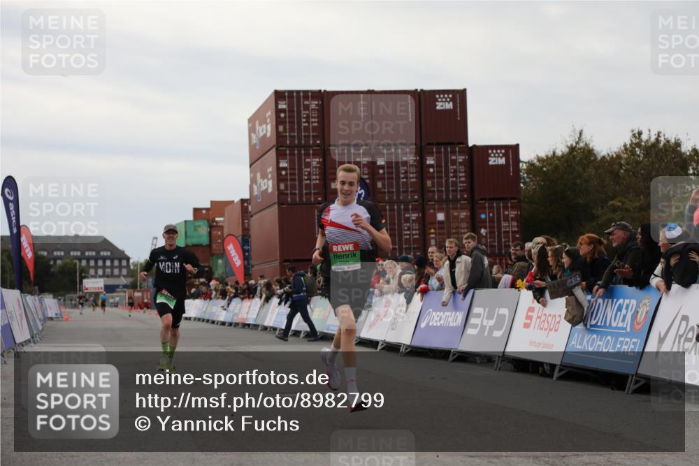 03.10.2025 - Köhlbrandbrückenlauf Yannick Fuchs http://msf.ph/oto/8982799 03.10.2025 15:49:46 Ziel 7021, 9041, 9549 meine-sportfotos.de