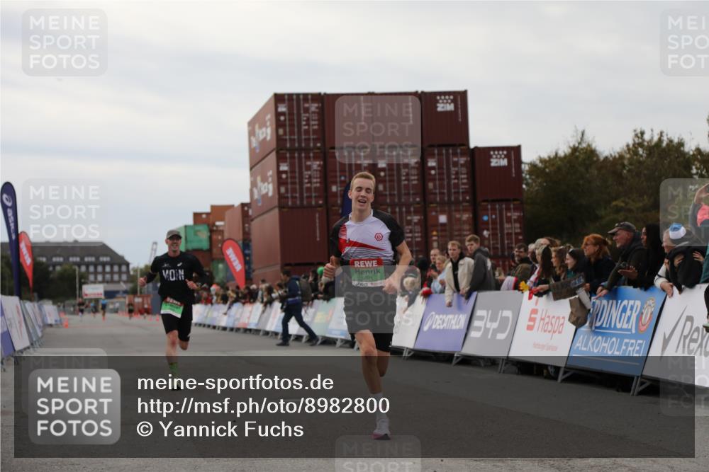03.10.2025 - Köhlbrandbrückenlauf Yannick Fuchs http://msf.ph/oto/8982800 03.10.2025 15:49:46 Ziel 7021, 9041, 9549 meine-sportfotos.de