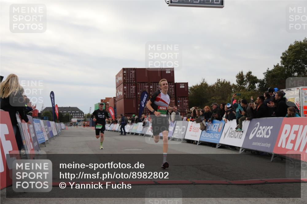 03.10.2025 - Köhlbrandbrückenlauf Yannick Fuchs http://msf.ph/oto/8982802 03.10.2025 15:49:47 Ziel 7021, 9041, 9549 meine-sportfotos.de