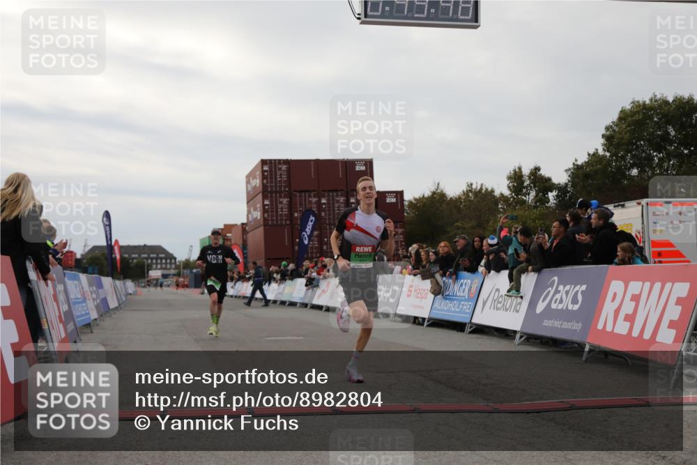 03.10.2025 - Köhlbrandbrückenlauf Yannick Fuchs http://msf.ph/oto/8982804 03.10.2025 15:49:47 Ziel 7021, 9041, 9549 meine-sportfotos.de
