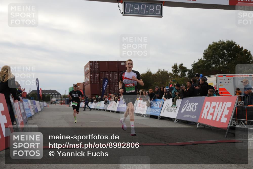 03.10.2025 - Köhlbrandbrückenlauf Yannick Fuchs http://msf.ph/oto/8982806 03.10.2025 15:49:47 Ziel 7021, 9041, 9549 meine-sportfotos.de
