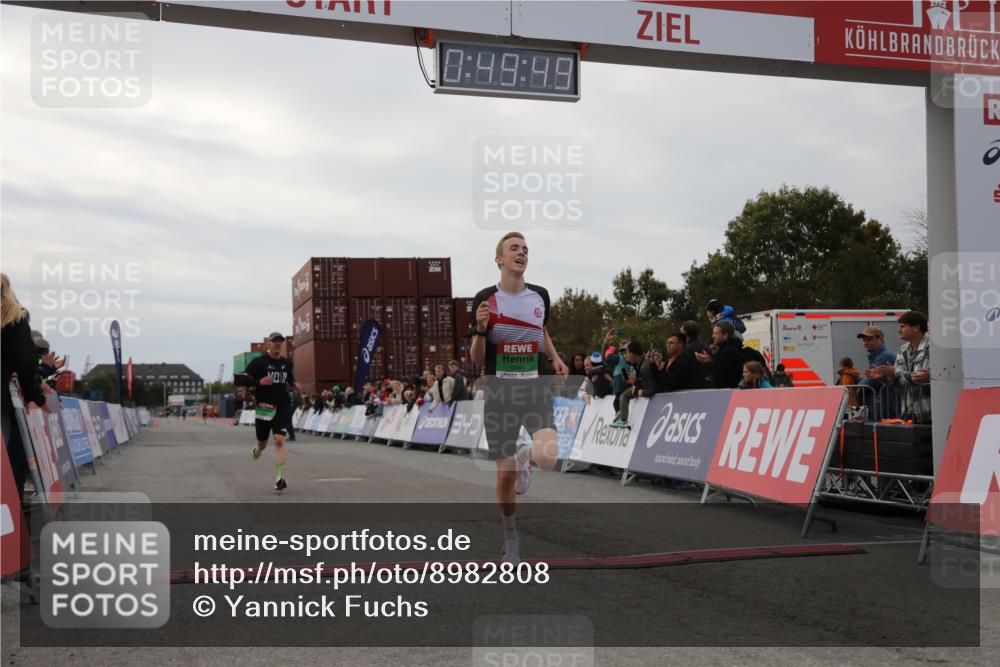 03.10.2025 - Köhlbrandbrückenlauf Yannick Fuchs http://msf.ph/oto/8982808 03.10.2025 15:49:47 Ziel 7021, 9041, 9549 meine-sportfotos.de