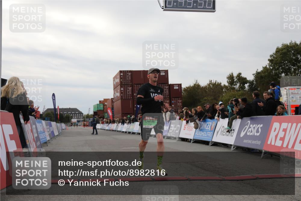 03.10.2025 - Köhlbrandbrückenlauf Yannick Fuchs http://msf.ph/oto/8982816 03.10.2025 15:49:48 Ziel 7021, 9041, 9549 meine-sportfotos.de