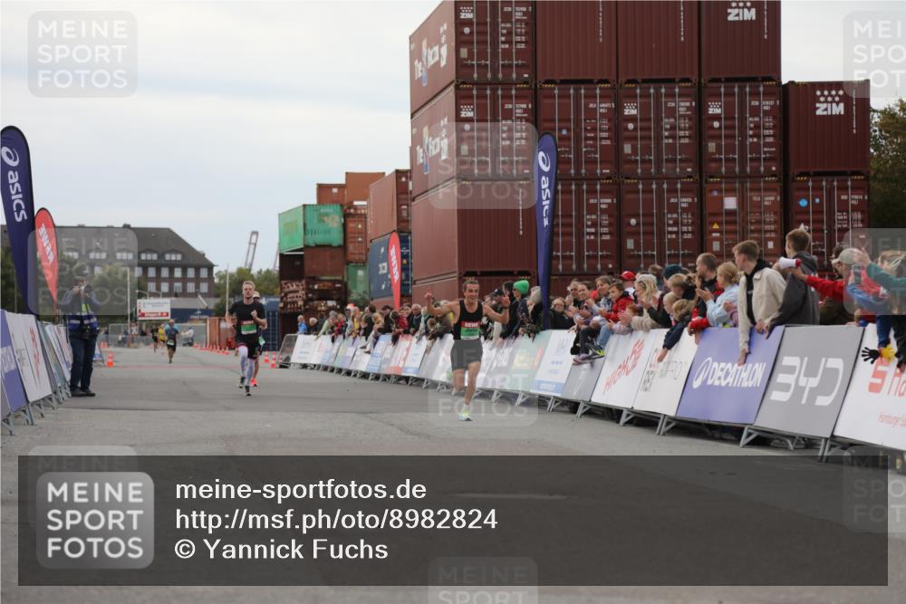 03.10.2025 - Köhlbrandbrückenlauf Yannick Fuchs http://msf.ph/oto/8982824 03.10.2025 15:50:03 Ziel 7033, 7066, 9742 meine-sportfotos.de