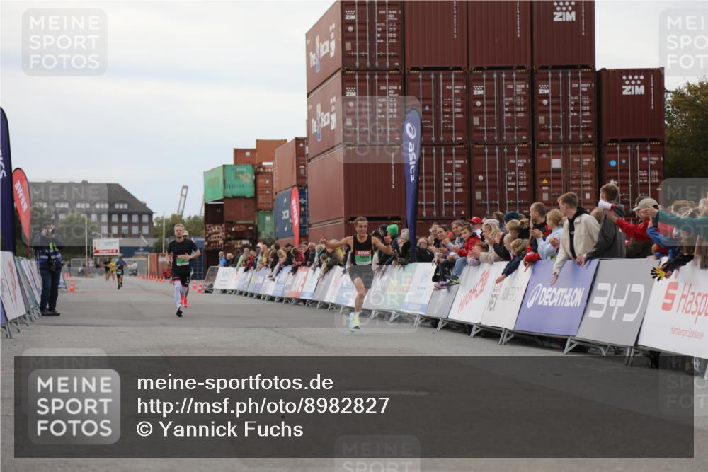03.10.2025 - Köhlbrandbrückenlauf Yannick Fuchs http://msf.ph/oto/8982827 03.10.2025 15:50:03 Ziel 7033, 7066, 9742 meine-sportfotos.de
