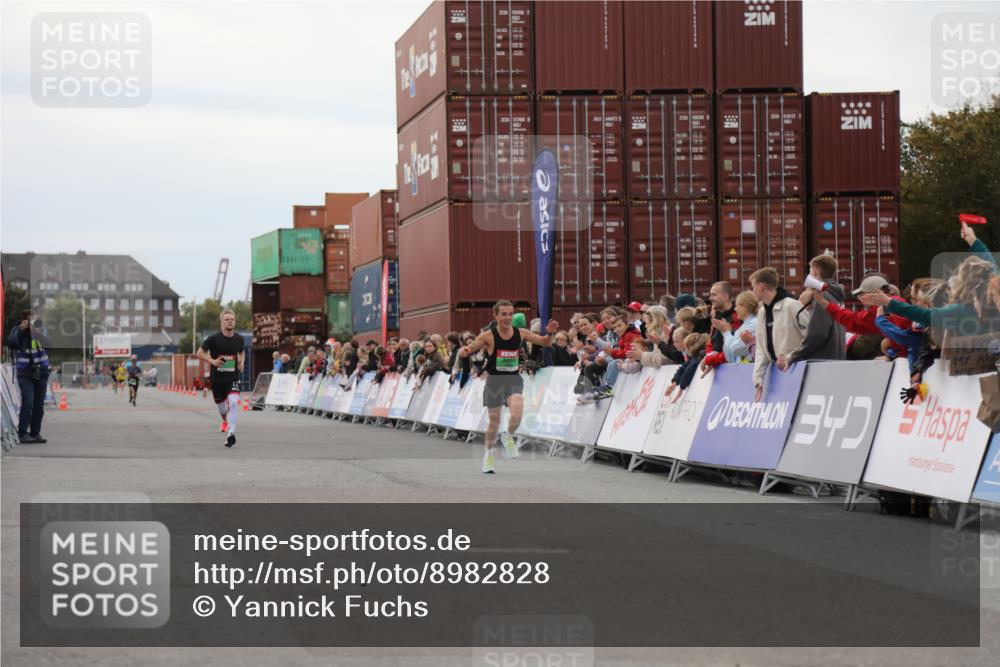 03.10.2025 - Köhlbrandbrückenlauf Yannick Fuchs http://msf.ph/oto/8982828 03.10.2025 15:50:03 Ziel 7033, 7066, 9742 meine-sportfotos.de