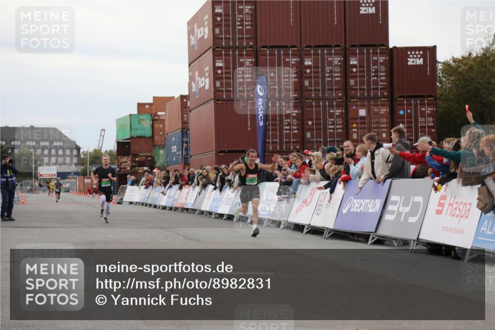 03.10.2025 - Köhlbrandbrückenlauf Yannick Fuchs http://msf.ph/oto/8982831 03.10.2025 15:50:03 Ziel 7033, 7066, 9742 meine-sportfotos.de