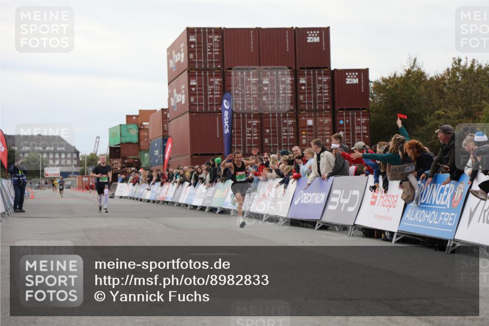 03.10.2025 - Köhlbrandbrückenlauf Yannick Fuchs http://msf.ph/oto/8982833 03.10.2025 15:50:04 Ziel 7033, 7066, 9742 meine-sportfotos.de