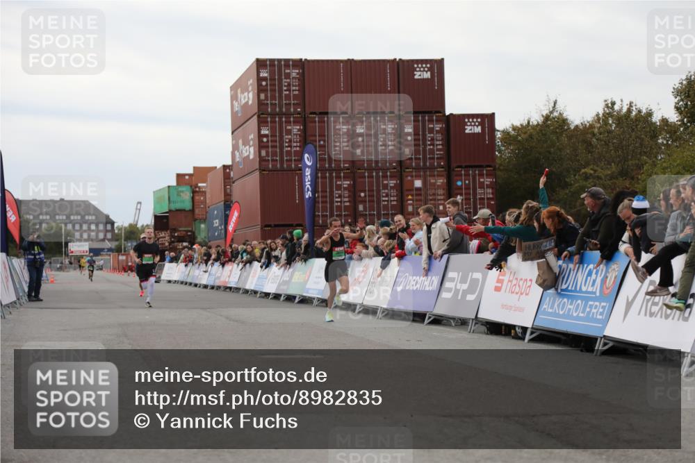 03.10.2025 - Köhlbrandbrückenlauf Yannick Fuchs http://msf.ph/oto/8982835 03.10.2025 15:50:04 Ziel 7033, 7066, 9742 meine-sportfotos.de