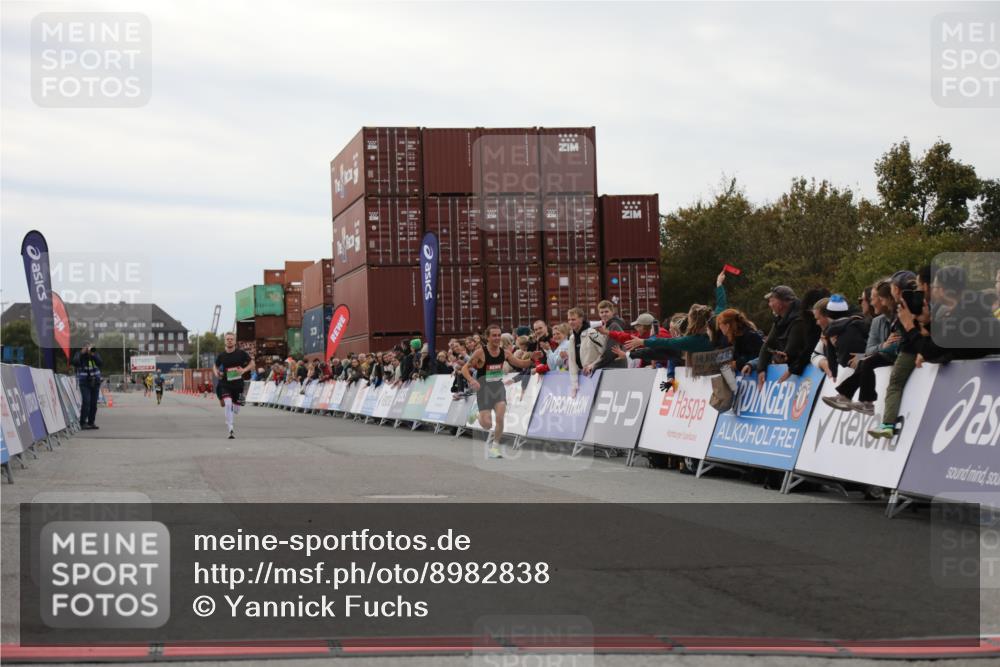 03.10.2025 - Köhlbrandbrückenlauf Yannick Fuchs http://msf.ph/oto/8982838 03.10.2025 15:50:04 Ziel 7033, 7066, 9742 meine-sportfotos.de