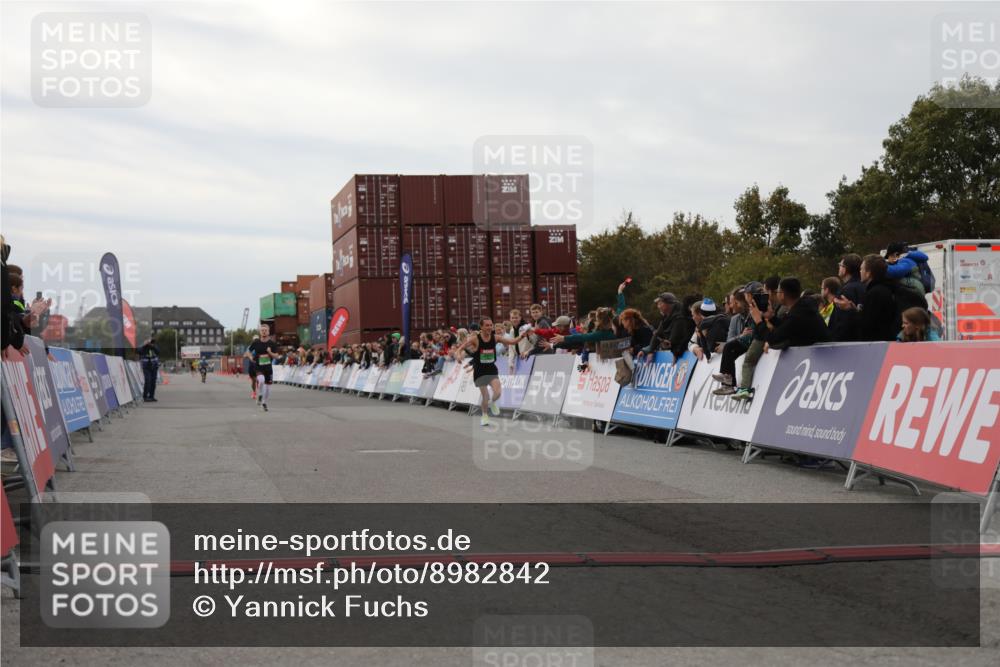 03.10.2025 - Köhlbrandbrückenlauf Yannick Fuchs http://msf.ph/oto/8982842 03.10.2025 15:50:05 Ziel 7033, 7066, 9742 meine-sportfotos.de