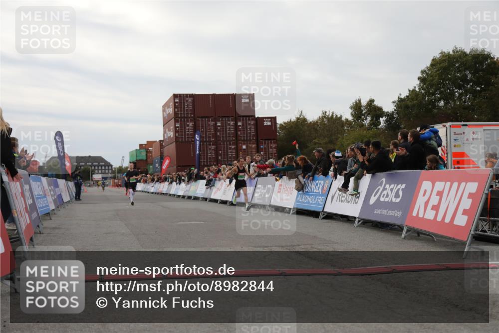 03.10.2025 - Köhlbrandbrückenlauf Yannick Fuchs http://msf.ph/oto/8982844 03.10.2025 15:50:05 Ziel 7033, 7066, 9742 meine-sportfotos.de