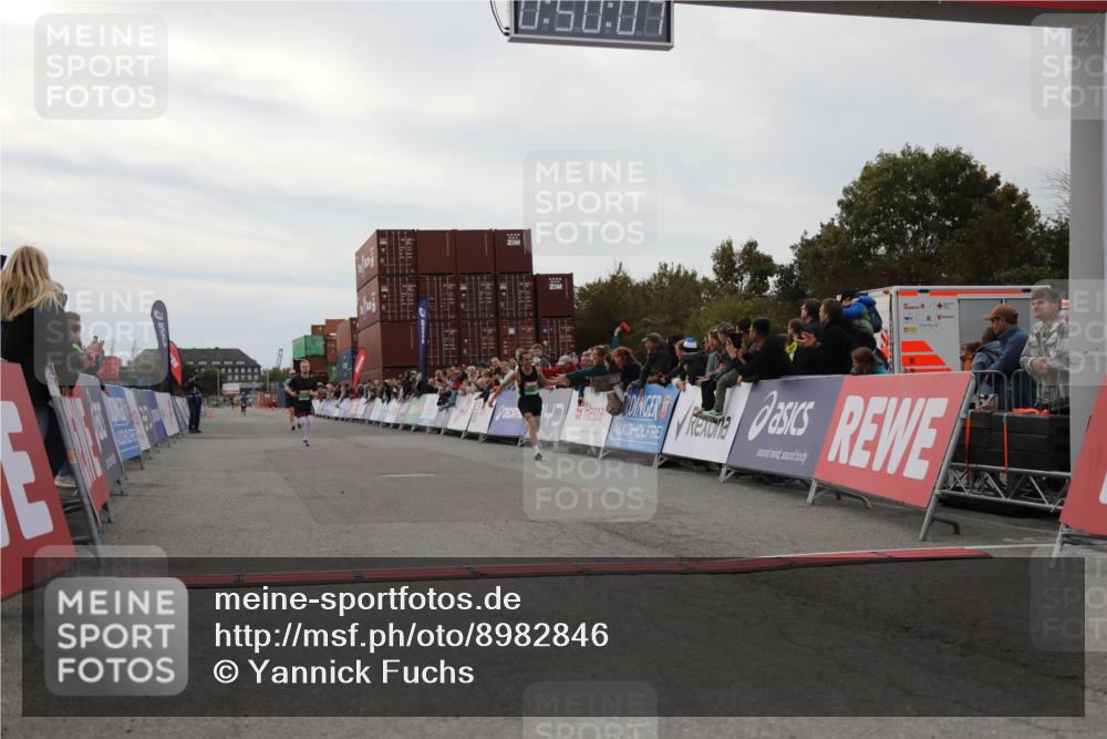 03.10.2025 - Köhlbrandbrückenlauf Yannick Fuchs http://msf.ph/oto/8982846 03.10.2025 15:50:05 Ziel 7033, 7066, 9742 meine-sportfotos.de