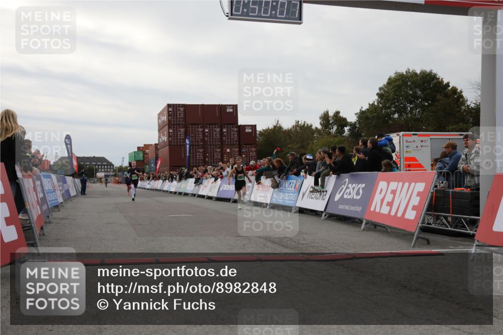 03.10.2025 - Köhlbrandbrückenlauf Yannick Fuchs http://msf.ph/oto/8982848 03.10.2025 15:50:05 Ziel 7033, 7066, 9742 meine-sportfotos.de