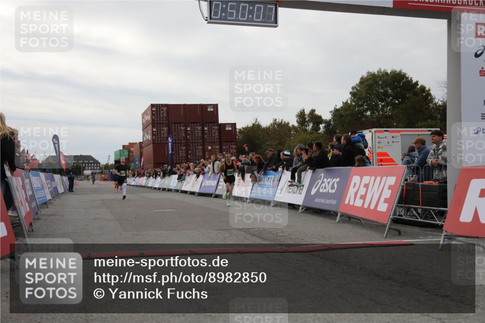 03.10.2025 - Köhlbrandbrückenlauf Yannick Fuchs http://msf.ph/oto/8982850 03.10.2025 15:50:06 Ziel 7033, 7066, 9742 meine-sportfotos.de