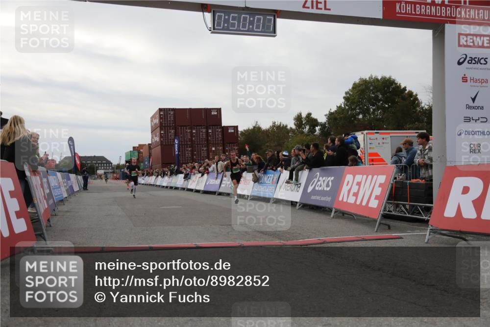 03.10.2025 - Köhlbrandbrückenlauf Yannick Fuchs http://msf.ph/oto/8982852 03.10.2025 15:50:06 Ziel 7033, 7066, 9742 meine-sportfotos.de