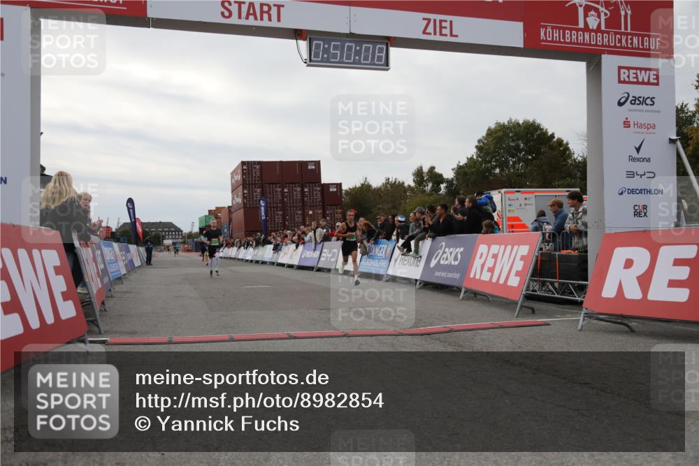 03.10.2025 - Köhlbrandbrückenlauf Yannick Fuchs http://msf.ph/oto/8982854 03.10.2025 15:50:06 Ziel 7033, 7066, 9742 meine-sportfotos.de