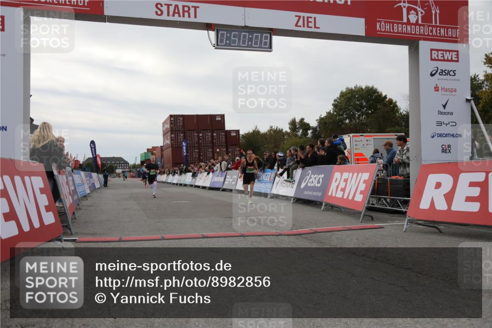 03.10.2025 - Köhlbrandbrückenlauf Yannick Fuchs http://msf.ph/oto/8982856 03.10.2025 15:50:06 Ziel 7033, 7066, 9742 meine-sportfotos.de