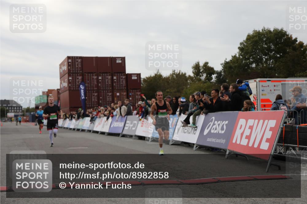 03.10.2025 - Köhlbrandbrückenlauf Yannick Fuchs http://msf.ph/oto/8982858 03.10.2025 15:50:07 Ziel 7033, 7066, 9742 meine-sportfotos.de