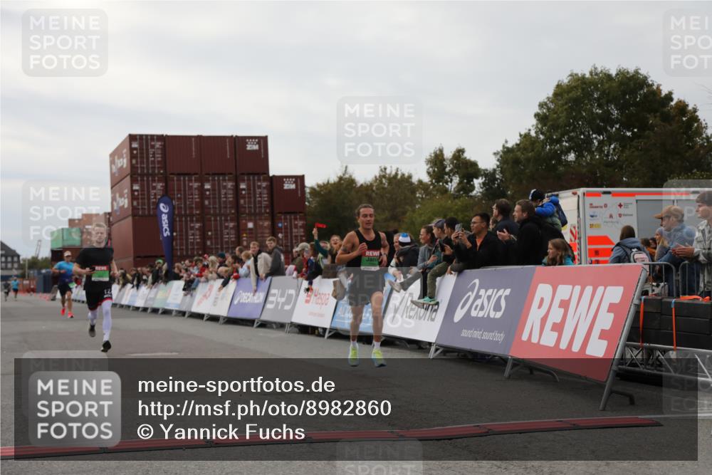 03.10.2025 - Köhlbrandbrückenlauf Yannick Fuchs http://msf.ph/oto/8982860 03.10.2025 15:50:07 Ziel 7033, 7066, 9742 meine-sportfotos.de