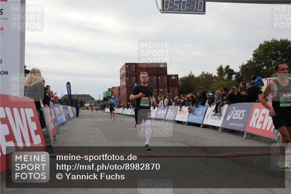 03.10.2025 - Köhlbrandbrückenlauf Yannick Fuchs http://msf.ph/oto/8982870 03.10.2025 15:50:08 Ziel 7033, 7066, 9742 meine-sportfotos.de