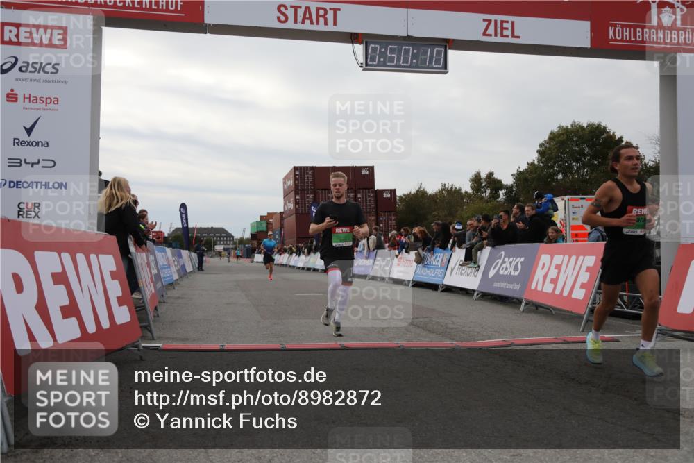 03.10.2025 - Köhlbrandbrückenlauf Yannick Fuchs http://msf.ph/oto/8982872 03.10.2025 15:50:08 Ziel 7033, 7066, 9742 meine-sportfotos.de