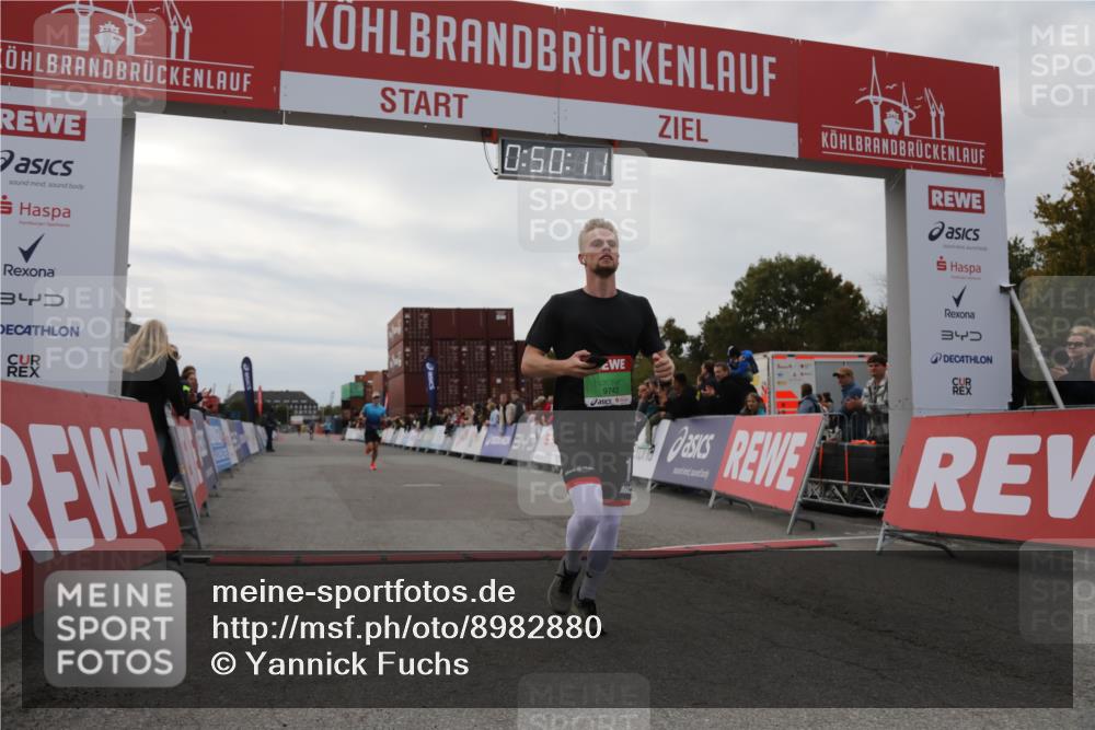 03.10.2025 - Köhlbrandbrückenlauf Yannick Fuchs http://msf.ph/oto/8982880 03.10.2025 15:50:09 Ziel 7033, 7066, 9742 meine-sportfotos.de