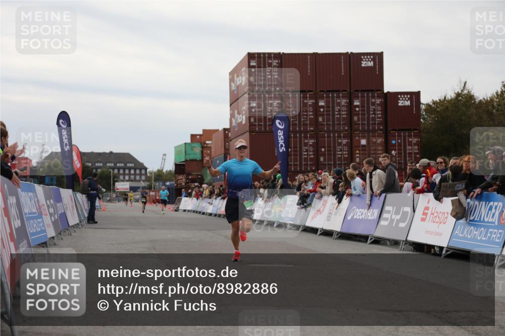 03.10.2025 - Köhlbrandbrückenlauf Yannick Fuchs http://msf.ph/oto/8982886 03.10.2025 15:50:10 Ziel 7033, 7066, 9742 meine-sportfotos.de