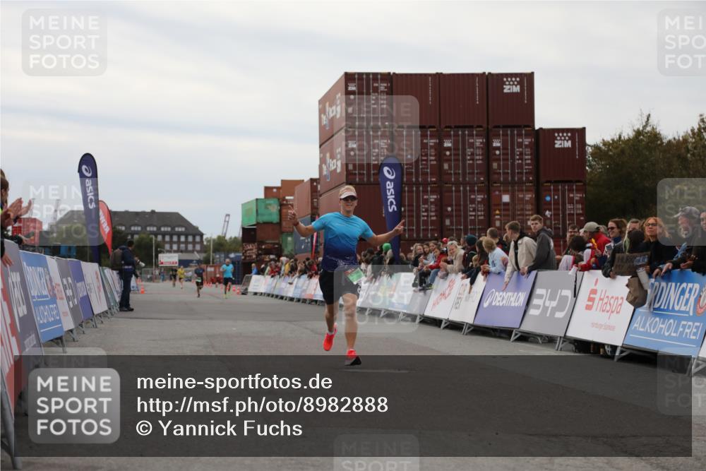 03.10.2025 - Köhlbrandbrückenlauf Yannick Fuchs http://msf.ph/oto/8982888 03.10.2025 15:50:10 Ziel 7033, 7066, 9742 meine-sportfotos.de